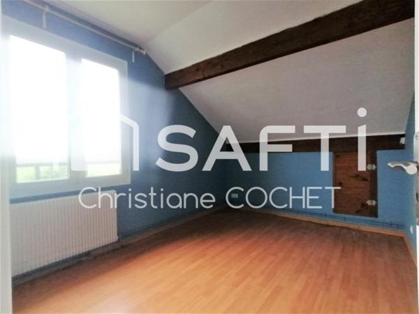 Grande maison de 284m2 à rénovée divisée en 3 appartements avec dépendances de 478m2 environ