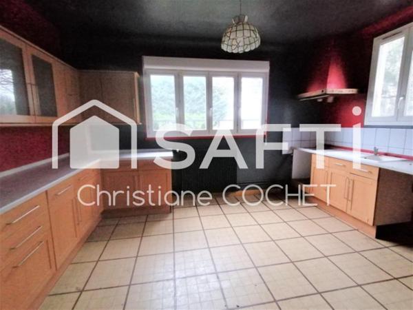 Grande maison de 284m2 à rénovée divisée en 3 appartements avec dépendances de 478m2 environ