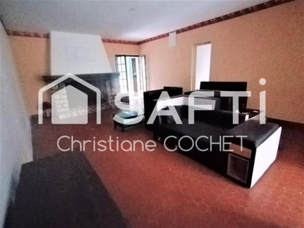 Grande maison de 284m2 à rénovée divisée en 3 appartements avec dépendances de 478m2 environ