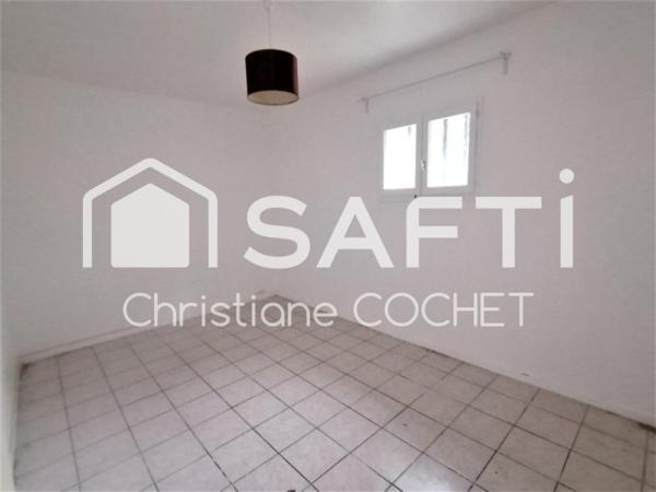 Grande maison de 284m2 à rénovée divisée en 3 appartements avec dépendances de 478m2 environ