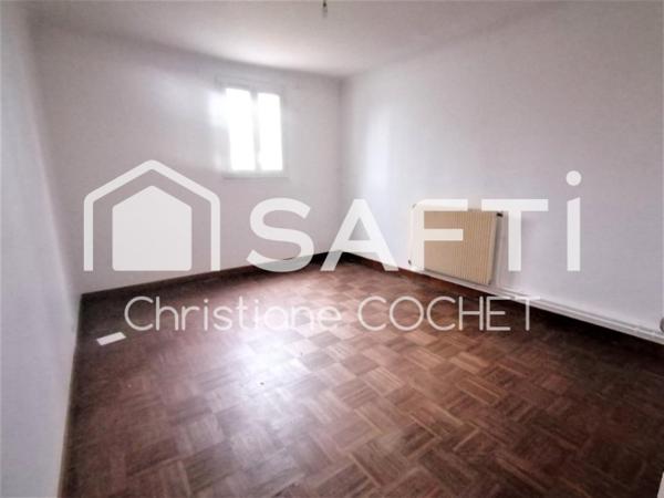 Grande maison de 284m2 à rénovée divisée en 3 appartements avec dépendances de 478m2 environ