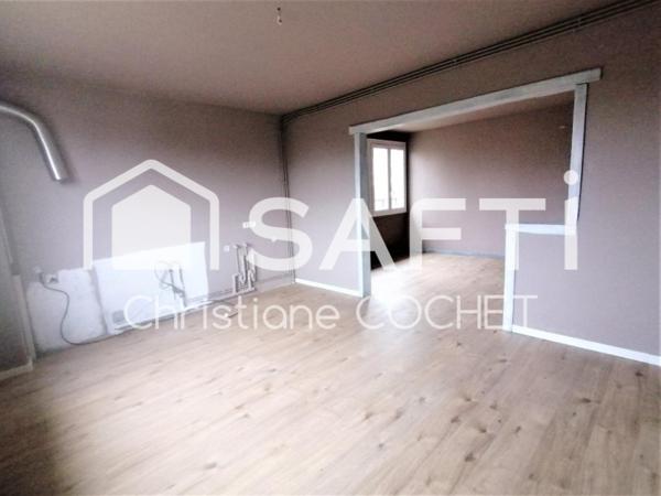 Grande maison de 284m2 à rénovée divisée en 3 appartements avec dépendances de 478m2 environ