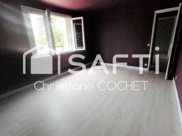 Grande maison de 284m2 à rénovée divisée en 3 appartements avec dépendances de 478m2 environ