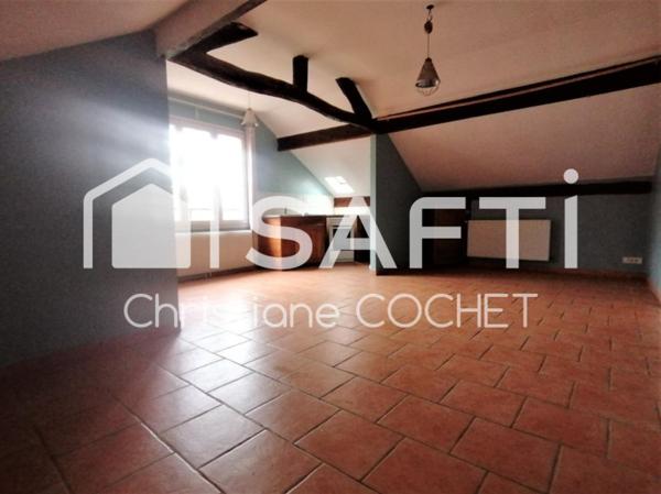 Grande maison de 284m2 à rénovée divisée en 3 appartements avec dépendances de 478m2 environ