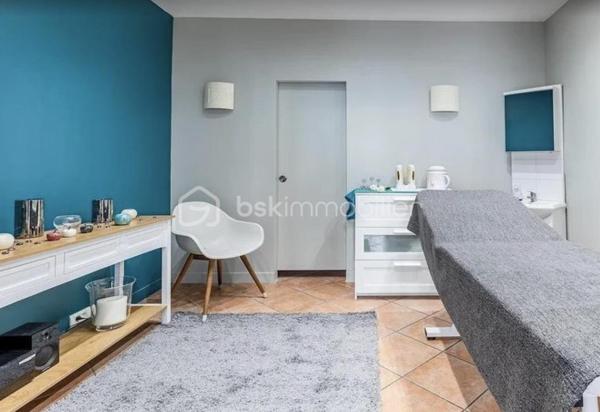 Reprenez un institut de beauté et d’esthétique implanté depuis plus de 15 ans dans le 13ᵉ arrondissement de Paris, bénéficiant d’un important fichier clients et d’une clientèle fidèle, féminine et masculine.

D’une surface de 70 m² répartis sur deux niveaux (50m2 en haut 20m2 en bas ), l’institut dispose de plusieurs espaces permettant de proposer une large gamme de prestations.

Au niveau principal, l’espace central accueille la réception, la caisse, un coin onglerie et un espace de vente de produits. Une salle dédiée aux soins corporels dispose d’un équipement de dernière génération pour les prestations minceur et permet de proposer des massages en solo ou en duo. Un espace cuisine et un coin buanderie avec machine à laver complètent ce niveau.

Au niveau inférieur, un dégagement dessert deux salles de soins avec un espace dédié à l’épilation. L’une des salles bénéficie d’une salle d’eau attenante. Des WC complètent l’ensemble.

Les points forts :

Plus de 15 ans d’activité et une clientèle fidélisée.

Un important fichier clients. (plus de 2000 clients fidèles)

Une clientèle de femmes et d’hommes.

Des équipements de dernière génération.

Des prestations variées : soins esthétiques, épilation, onglerie, massages, minceur et vente de produits.

Un bon chiffre d’affaires.

Loyer mensuel : 2100 €
Charges mensuelles : 183 €
Loyer total cc : 2283e 
bail jusqu'en 2027 possibilité de repartir sur un bail neuf 3/6/9 

Cession du fonds de commerce pour cause de départ à la retraite.

Une opportunité pour un professionnel souhaitant reprendre une activité établie dans le secteur de la beauté et du bien-être.

Contactez-moi pour obtenir davantage d’informations et organiser une visite.