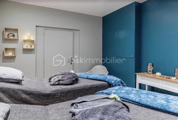 Reprenez un institut de beauté et d’esthétique implanté depuis plus de 15 ans dans le 13ᵉ arrondissement de Paris, bénéficiant d’un important fichier clients et d’une clientèle fidèle, féminine et masculine.

D’une surface de 70 m² répartis sur deux niveaux (50m2 en haut 20m2 en bas ), l’institut dispose de plusieurs espaces permettant de proposer une large gamme de prestations.

Au niveau principal, l’espace central accueille la réception, la caisse, un coin onglerie et un espace de vente de produits. Une salle dédiée aux soins corporels dispose d’un équipement de dernière génération pour les prestations minceur et permet de proposer des massages en solo ou en duo. Un espace cuisine et un coin buanderie avec machine à laver complètent ce niveau.

Au niveau inférieur, un dégagement dessert deux salles de soins avec un espace dédié à l’épilation. L’une des salles bénéficie d’une salle d’eau attenante. Des WC complètent l’ensemble.

Les points forts :

Plus de 15 ans d’activité et une clientèle fidélisée.

Un important fichier clients. (plus de 2000 clients fidèles)

Une clientèle de femmes et d’hommes.

Des équipements de dernière génération.

Des prestations variées : soins esthétiques, épilation, onglerie, massages, minceur et vente de produits.

Un bon chiffre d’affaires.

Loyer mensuel : 2100 €
Charges mensuelles : 183 €
Loyer total cc : 2283e 
bail jusqu'en 2027 possibilité de repartir sur un bail neuf 3/6/9 

Cession du fonds de commerce pour cause de départ à la retraite.

Une opportunité pour un professionnel souhaitant reprendre une activité établie dans le secteur de la beauté et du bien-être.

Contactez-moi pour obtenir davantage d’informations et organiser une visite.