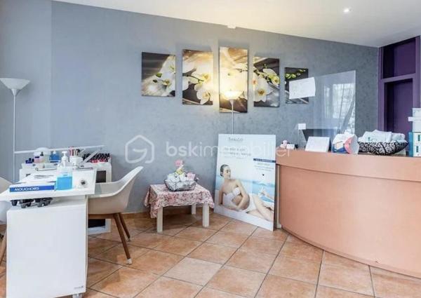 Reprenez un institut de beauté et d’esthétique implanté depuis plus de 15 ans dans le 13ᵉ arrondissement de Paris, bénéficiant d’un important fichier clients et d’une clientèle fidèle, féminine et masculine.

D’une surface de 70 m² répartis sur deux niveaux (50m2 en haut 20m2 en bas ), l’institut dispose de plusieurs espaces permettant de proposer une large gamme de prestations.

Au niveau principal, l’espace central accueille la réception, la caisse, un coin onglerie et un espace de vente de produits. Une salle dédiée aux soins corporels dispose d’un équipement de dernière génération pour les prestations minceur et permet de proposer des massages en solo ou en duo. Un espace cuisine et un coin buanderie avec machine à laver complètent ce niveau.

Au niveau inférieur, un dégagement dessert deux salles de soins avec un espace dédié à l’épilation. L’une des salles bénéficie d’une salle d’eau attenante. Des WC complètent l’ensemble.

Les points forts :

Plus de 15 ans d’activité et une clientèle fidélisée.

Un important fichier clients. (plus de 2000 clients fidèles)

Une clientèle de femmes et d’hommes.

Des équipements de dernière génération.

Des prestations variées : soins esthétiques, épilation, onglerie, massages, minceur et vente de produits.

Un bon chiffre d’affaires.

Loyer mensuel : 2100 €
Charges mensuelles : 183 €
Loyer total cc : 2283e 
bail jusqu'en 2027 possibilité de repartir sur un bail neuf 3/6/9 

Cession du fonds de commerce pour cause de départ à la retraite.

Une opportunité pour un professionnel souhaitant reprendre une activité établie dans le secteur de la beauté et du bien-être.

Contactez-moi pour obtenir davantage d’informations et organiser une visite.