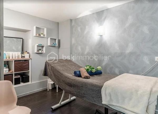 Reprenez un institut de beauté et d’esthétique implanté depuis plus de 15 ans dans le 13ᵉ arrondissement de Paris, bénéficiant d’un important fichier clients et d’une clientèle fidèle, féminine et masculine.

D’une surface de 70 m² répartis sur deux niveaux (50m2 en haut 20m2 en bas ), l’institut dispose de plusieurs espaces permettant de proposer une large gamme de prestations.

Au niveau principal, l’espace central accueille la réception, la caisse, un coin onglerie et un espace de vente de produits. Une salle dédiée aux soins corporels dispose d’un équipement de dernière génération pour les prestations minceur et permet de proposer des massages en solo ou en duo. Un espace cuisine et un coin buanderie avec machine à laver complètent ce niveau.

Au niveau inférieur, un dégagement dessert deux salles de soins avec un espace dédié à l’épilation. L’une des salles bénéficie d’une salle d’eau attenante. Des WC complètent l’ensemble.

Les points forts :

Plus de 15 ans d’activité et une clientèle fidélisée.

Un important fichier clients. (plus de 2000 clients fidèles)

Une clientèle de femmes et d’hommes.

Des équipements de dernière génération.

Des prestations variées : soins esthétiques, épilation, onglerie, massages, minceur et vente de produits.

Un bon chiffre d’affaires.

Loyer mensuel : 2100 €
Charges mensuelles : 183 €
Loyer total cc : 2283e 
bail jusqu'en 2027 possibilité de repartir sur un bail neuf 3/6/9 

Cession du fonds de commerce pour cause de départ à la retraite.

Une opportunité pour un professionnel souhaitant reprendre une activité établie dans le secteur de la beauté et du bien-être.

Contactez-moi pour obtenir davantage d’informations et organiser une visite.