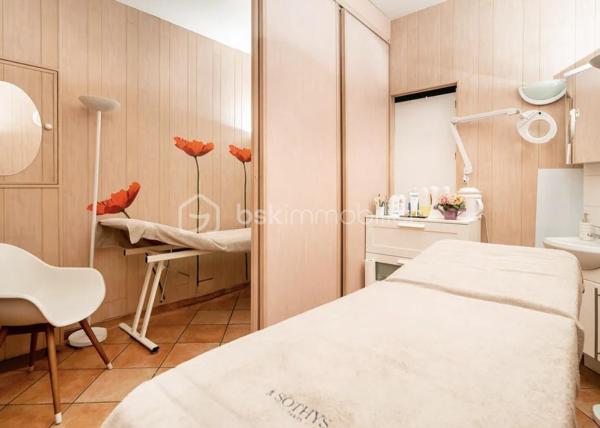 Reprenez un institut de beauté et d’esthétique implanté depuis plus de 15 ans dans le 13ᵉ arrondissement de Paris, bénéficiant d’un important fichier clients et d’une clientèle fidèle, féminine et masculine.

D’une surface de 70 m² répartis sur deux niveaux (50m2 en haut 20m2 en bas ), l’institut dispose de plusieurs espaces permettant de proposer une large gamme de prestations.

Au niveau principal, l’espace central accueille la réception, la caisse, un coin onglerie et un espace de vente de produits. Une salle dédiée aux soins corporels dispose d’un équipement de dernière génération pour les prestations minceur et permet de proposer des massages en solo ou en duo. Un espace cuisine et un coin buanderie avec machine à laver complètent ce niveau.

Au niveau inférieur, un dégagement dessert deux salles de soins avec un espace dédié à l’épilation. L’une des salles bénéficie d’une salle d’eau attenante. Des WC complètent l’ensemble.

Les points forts :

Plus de 15 ans d’activité et une clientèle fidélisée.

Un important fichier clients. (plus de 2000 clients fidèles)

Une clientèle de femmes et d’hommes.

Des équipements de dernière génération.

Des prestations variées : soins esthétiques, épilation, onglerie, massages, minceur et vente de produits.

Un bon chiffre d’affaires.

Loyer mensuel : 2100 €
Charges mensuelles : 183 €
Loyer total cc : 2283e 
bail jusqu'en 2027 possibilité de repartir sur un bail neuf 3/6/9 

Cession du fonds de commerce pour cause de départ à la retraite.

Une opportunité pour un professionnel souhaitant reprendre une activité établie dans le secteur de la beauté et du bien-être.

Contactez-moi pour obtenir davantage d’informations et organiser une visite.