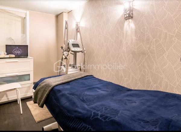 Reprenez un institut de beauté et d’esthétique implanté depuis plus de 15 ans dans le 13ᵉ arrondissement de Paris, bénéficiant d’un important fichier clients et d’une clientèle fidèle, féminine et masculine.

D’une surface de 70 m² répartis sur deux niveaux (50m2 en haut 20m2 en bas ), l’institut dispose de plusieurs espaces permettant de proposer une large gamme de prestations.

Au niveau principal, l’espace central accueille la réception, la caisse, un coin onglerie et un espace de vente de produits. Une salle dédiée aux soins corporels dispose d’un équipement de dernière génération pour les prestations minceur et permet de proposer des massages en solo ou en duo. Un espace cuisine et un coin buanderie avec machine à laver complètent ce niveau.

Au niveau inférieur, un dégagement dessert deux salles de soins avec un espace dédié à l’épilation. L’une des salles bénéficie d’une salle d’eau attenante. Des WC complètent l’ensemble.

Les points forts :

Plus de 15 ans d’activité et une clientèle fidélisée.

Un important fichier clients. (plus de 2000 clients fidèles)

Une clientèle de femmes et d’hommes.

Des équipements de dernière génération.

Des prestations variées : soins esthétiques, épilation, onglerie, massages, minceur et vente de produits.

Un bon chiffre d’affaires.

Loyer mensuel : 2100 €
Charges mensuelles : 183 €
Loyer total cc : 2283e 
bail jusqu'en 2027 possibilité de repartir sur un bail neuf 3/6/9 

Cession du fonds de commerce pour cause de départ à la retraite.

Une opportunité pour un professionnel souhaitant reprendre une activité établie dans le secteur de la beauté et du bien-être.

Contactez-moi pour obtenir davantage d’informations et organiser une visite.
