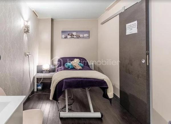 Reprenez un institut de beauté et d’esthétique implanté depuis plus de 15 ans dans le 13ᵉ arrondissement de Paris, bénéficiant d’un important fichier clients et d’une clientèle fidèle, féminine et masculine.

D’une surface de 70 m² répartis sur deux niveaux (50m2 en haut 20m2 en bas ), l’institut dispose de plusieurs espaces permettant de proposer une large gamme de prestations.

Au niveau principal, l’espace central accueille la réception, la caisse, un coin onglerie et un espace de vente de produits. Une salle dédiée aux soins corporels dispose d’un équipement de dernière génération pour les prestations minceur et permet de proposer des massages en solo ou en duo. Un espace cuisine et un coin buanderie avec machine à laver complètent ce niveau.

Au niveau inférieur, un dégagement dessert deux salles de soins avec un espace dédié à l’épilation. L’une des salles bénéficie d’une salle d’eau attenante. Des WC complètent l’ensemble.

Les points forts :

Plus de 15 ans d’activité et une clientèle fidélisée.

Un important fichier clients. (plus de 2000 clients fidèles)

Une clientèle de femmes et d’hommes.

Des équipements de dernière génération.

Des prestations variées : soins esthétiques, épilation, onglerie, massages, minceur et vente de produits.

Un bon chiffre d’affaires.

Loyer mensuel : 2100 €
Charges mensuelles : 183 €
Loyer total cc : 2283e 
bail jusqu'en 2027 possibilité de repartir sur un bail neuf 3/6/9 

Cession du fonds de commerce pour cause de départ à la retraite.

Une opportunité pour un professionnel souhaitant reprendre une activité établie dans le secteur de la beauté et du bien-être.

Contactez-moi pour obtenir davantage d’informations et organiser une visite.