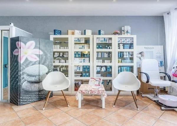 Reprenez un institut de beauté et d’esthétique implanté depuis plus de 15 ans dans le 13ᵉ arrondissement de Paris, bénéficiant d’un important fichier clients et d’une clientèle fidèle, féminine et masculine.

D’une surface de 70 m² répartis sur deux niveaux (50m2 en haut 20m2 en bas ), l’institut dispose de plusieurs espaces permettant de proposer une large gamme de prestations.

Au niveau principal, l’espace central accueille la réception, la caisse, un coin onglerie et un espace de vente de produits. Une salle dédiée aux soins corporels dispose d’un équipement de dernière génération pour les prestations minceur et permet de proposer des massages en solo ou en duo. Un espace cuisine et un coin buanderie avec machine à laver complètent ce niveau.

Au niveau inférieur, un dégagement dessert deux salles de soins avec un espace dédié à l’épilation. L’une des salles bénéficie d’une salle d’eau attenante. Des WC complètent l’ensemble.

Les points forts :

Plus de 15 ans d’activité et une clientèle fidélisée.

Un important fichier clients. (plus de 2000 clients fidèles)

Une clientèle de femmes et d’hommes.

Des équipements de dernière génération.

Des prestations variées : soins esthétiques, épilation, onglerie, massages, minceur et vente de produits.

Un bon chiffre d’affaires.

Loyer mensuel : 2100 €
Charges mensuelles : 183 €
Loyer total cc : 2283e 
bail jusqu'en 2027 possibilité de repartir sur un bail neuf 3/6/9 

Cession du fonds de commerce pour cause de départ à la retraite.

Une opportunité pour un professionnel souhaitant reprendre une activité établie dans le secteur de la beauté et du bien-être.

Contactez-moi pour obtenir davantage d’informations et organiser une visite.