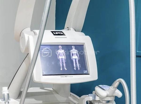 Reprenez un institut de beauté et d’esthétique implanté depuis plus de 15 ans dans le 13ᵉ arrondissement de Paris, bénéficiant d’un important fichier clients et d’une clientèle fidèle, féminine et masculine.

D’une surface de 70 m² répartis sur deux niveaux (50m2 en haut 20m2 en bas ), l’institut dispose de plusieurs espaces permettant de proposer une large gamme de prestations.

Au niveau principal, l’espace central accueille la réception, la caisse, un coin onglerie et un espace de vente de produits. Une salle dédiée aux soins corporels dispose d’un équipement de dernière génération pour les prestations minceur et permet de proposer des massages en solo ou en duo. Un espace cuisine et un coin buanderie avec machine à laver complètent ce niveau.

Au niveau inférieur, un dégagement dessert deux salles de soins avec un espace dédié à l’épilation. L’une des salles bénéficie d’une salle d’eau attenante. Des WC complètent l’ensemble.

Les points forts :

Plus de 15 ans d’activité et une clientèle fidélisée.

Un important fichier clients. (plus de 2000 clients fidèles)

Une clientèle de femmes et d’hommes.

Des équipements de dernière génération.

Des prestations variées : soins esthétiques, épilation, onglerie, massages, minceur et vente de produits.

Un bon chiffre d’affaires.

Loyer mensuel : 2100 €
Charges mensuelles : 183 €
Loyer total cc : 2283e 
bail jusqu'en 2027 possibilité de repartir sur un bail neuf 3/6/9 

Cession du fonds de commerce pour cause de départ à la retraite.

Une opportunité pour un professionnel souhaitant reprendre une activité établie dans le secteur de la beauté et du bien-être.

Contactez-moi pour obtenir davantage d’informations et organiser une visite.