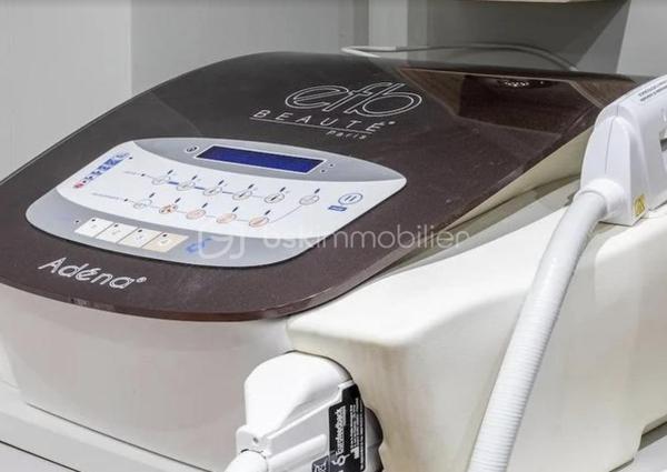 Reprenez un institut de beauté et d’esthétique implanté depuis plus de 15 ans dans le 13ᵉ arrondissement de Paris, bénéficiant d’un important fichier clients et d’une clientèle fidèle, féminine et masculine.

D’une surface de 70 m² répartis sur deux niveaux (50m2 en haut 20m2 en bas ), l’institut dispose de plusieurs espaces permettant de proposer une large gamme de prestations.

Au niveau principal, l’espace central accueille la réception, la caisse, un coin onglerie et un espace de vente de produits. Une salle dédiée aux soins corporels dispose d’un équipement de dernière génération pour les prestations minceur et permet de proposer des massages en solo ou en duo. Un espace cuisine et un coin buanderie avec machine à laver complètent ce niveau.

Au niveau inférieur, un dégagement dessert deux salles de soins avec un espace dédié à l’épilation. L’une des salles bénéficie d’une salle d’eau attenante. Des WC complètent l’ensemble.

Les points forts :

Plus de 15 ans d’activité et une clientèle fidélisée.

Un important fichier clients. (plus de 2000 clients fidèles)

Une clientèle de femmes et d’hommes.

Des équipements de dernière génération.

Des prestations variées : soins esthétiques, épilation, onglerie, massages, minceur et vente de produits.

Un bon chiffre d’affaires.

Loyer mensuel : 2100 €
Charges mensuelles : 183 €
Loyer total cc : 2283e 
bail jusqu'en 2027 possibilité de repartir sur un bail neuf 3/6/9 

Cession du fonds de commerce pour cause de départ à la retraite.

Une opportunité pour un professionnel souhaitant reprendre une activité établie dans le secteur de la beauté et du bien-être.

Contactez-moi pour obtenir davantage d’informations et organiser une visite.