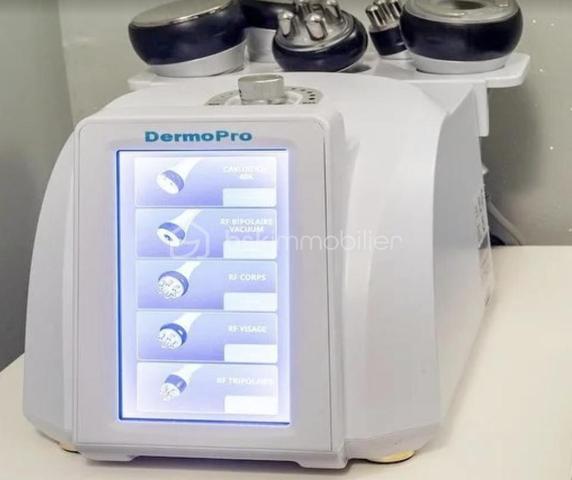 Reprenez un institut de beauté et d’esthétique implanté depuis plus de 15 ans dans le 13ᵉ arrondissement de Paris, bénéficiant d’un important fichier clients et d’une clientèle fidèle, féminine et masculine.

D’une surface de 70 m² répartis sur deux niveaux (50m2 en haut 20m2 en bas ), l’institut dispose de plusieurs espaces permettant de proposer une large gamme de prestations.

Au niveau principal, l’espace central accueille la réception, la caisse, un coin onglerie et un espace de vente de produits. Une salle dédiée aux soins corporels dispose d’un équipement de dernière génération pour les prestations minceur et permet de proposer des massages en solo ou en duo. Un espace cuisine et un coin buanderie avec machine à laver complètent ce niveau.

Au niveau inférieur, un dégagement dessert deux salles de soins avec un espace dédié à l’épilation. L’une des salles bénéficie d’une salle d’eau attenante. Des WC complètent l’ensemble.

Les points forts :

Plus de 15 ans d’activité et une clientèle fidélisée.

Un important fichier clients. (plus de 2000 clients fidèles)

Une clientèle de femmes et d’hommes.

Des équipements de dernière génération.

Des prestations variées : soins esthétiques, épilation, onglerie, massages, minceur et vente de produits.

Un bon chiffre d’affaires.

Loyer mensuel : 2100 €
Charges mensuelles : 183 €
Loyer total cc : 2283e 
bail jusqu'en 2027 possibilité de repartir sur un bail neuf 3/6/9 

Cession du fonds de commerce pour cause de départ à la retraite.

Une opportunité pour un professionnel souhaitant reprendre une activité établie dans le secteur de la beauté et du bien-être.

Contactez-moi pour obtenir davantage d’informations et organiser une visite.