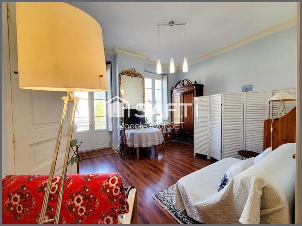 Appartement T1 Bis de 30m², vue sur les montagnes avec un balcon, ascenseur, cellier, casier à ski et local à vélos, place de parking. Charpente et toiture neuve.