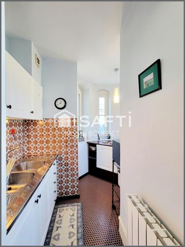 Appartement T1 Bis de 30m², vue sur les montagnes avec un balcon, ascenseur, cellier, casier à ski et local à vélos, place de parking. Charpente et toiture neuve.