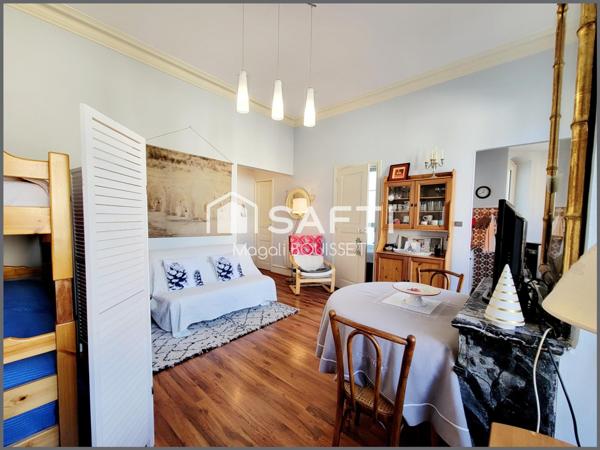 Appartement T1 Bis de 30m², vue sur les montagnes avec un balcon, ascenseur, cellier, casier à ski et local à vélos, place de parking. Charpente et toiture neuve.