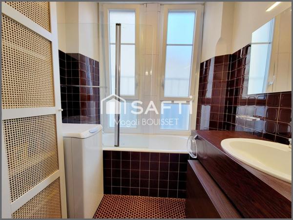 Appartement T1 Bis de 30m², vue sur les montagnes avec un balcon, ascenseur, cellier, casier à ski et local à vélos, place de parking. Charpente et toiture neuve.