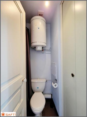 Appartement T1 Bis de 30m², vue sur les montagnes avec un balcon, ascenseur, cellier, casier à ski et local à vélos, place de parking. Charpente et toiture neuve.