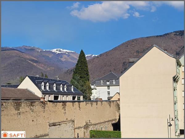 Appartement T1 Bis de 30m², vue sur les montagnes avec un balcon, ascenseur, cellier, casier à ski et local à vélos, place de parking. Charpente et toiture neuve.