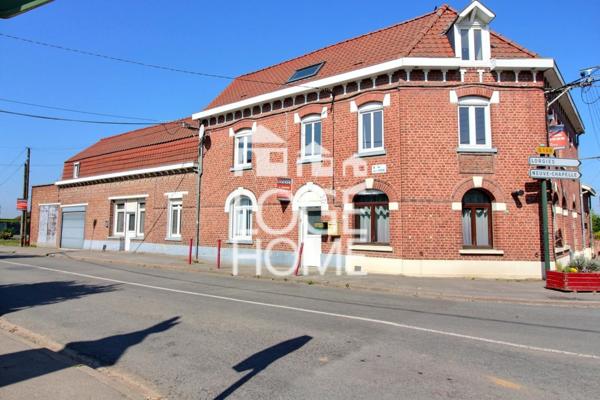 Ensemble immobilier comprenant 2 logements t4 avec garages extérieurs et dépendances