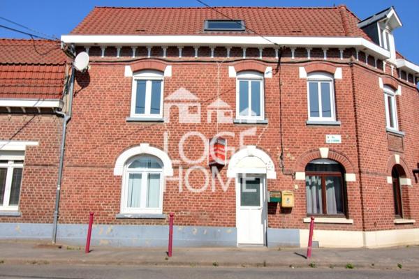 Ensemble immobilier comprenant 2 logements t4 avec garages extérieurs et dépendances