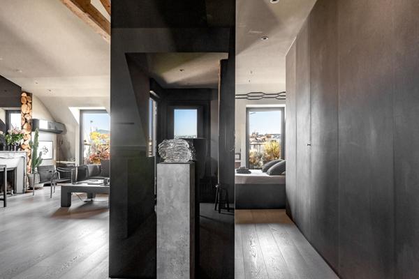 Dernier étage traversant avec extérieurs et vues – Louvre – Rivoli