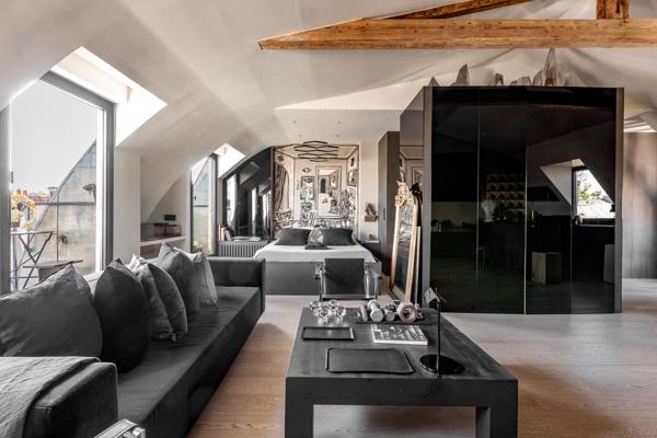 Dernier étage traversant avec extérieurs et vues – Louvre – Rivoli