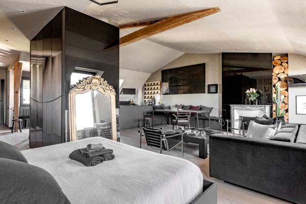 Dernier étage traversant avec extérieurs et vues – Louvre – Rivoli