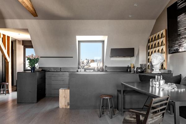 Dernier étage traversant avec extérieurs et vues – Louvre – Rivoli