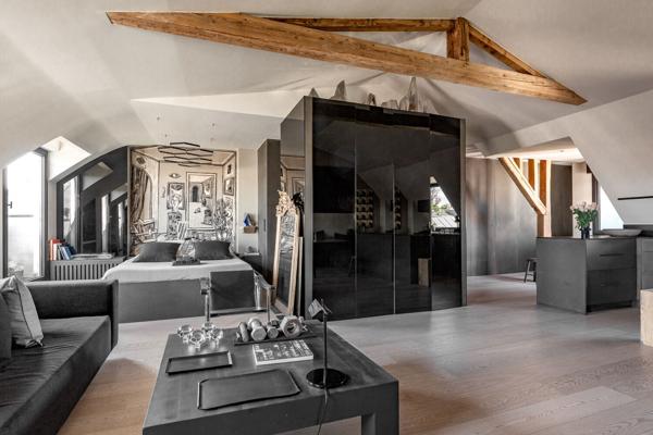 Dernier étage traversant avec extérieurs et vues – Louvre – Rivoli