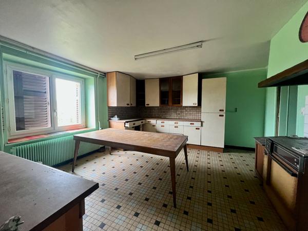 Corps de ferme à rénover sur plus d'un hectare de terrain