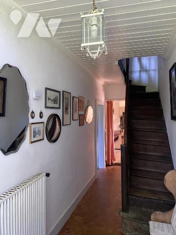 MAISON DE MAITRE EN PIERRES DANS BOURG AVEC COMMERCES