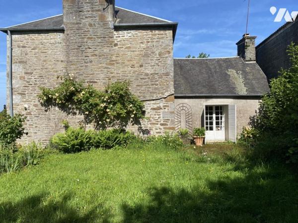 MAISON DE MAITRE EN PIERRES DANS BOURG AVEC COMMERCES
