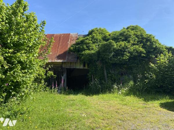 MAISON DE MAITRE EN PIERRES DANS BOURG AVEC COMMERCES