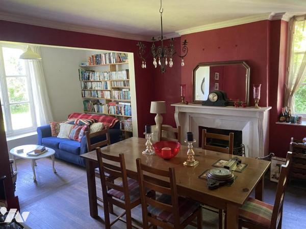MAISON DE MAITRE EN PIERRES DANS BOURG AVEC COMMERCES