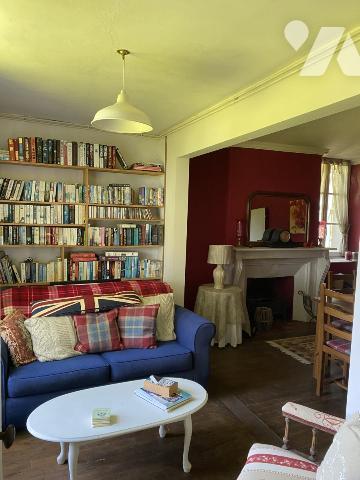 MAISON DE MAITRE EN PIERRES DANS BOURG AVEC COMMERCES