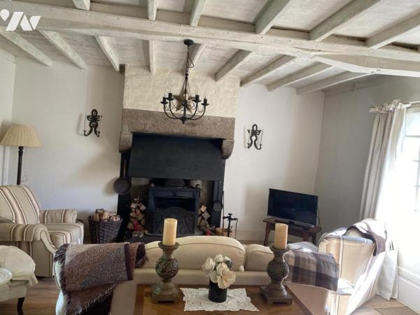 MAISON DE MAITRE EN PIERRES DANS BOURG AVEC COMMERCES