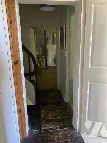 MAISON DE MAITRE EN PIERRES DANS BOURG AVEC COMMERCES