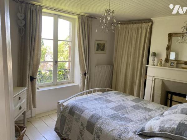MAISON DE MAITRE EN PIERRES DANS BOURG AVEC COMMERCES