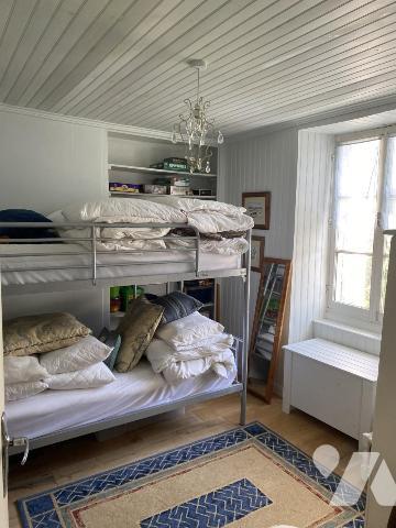 MAISON DE MAITRE EN PIERRES DANS BOURG AVEC COMMERCES