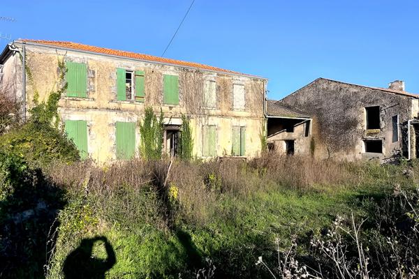 Maison A RÉNOVER - Verines 6 pièce(s) 189 m2 ET DE NOMBREUSES DÉPENDANCES, Verines 17540