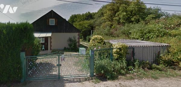 RDC : entrée séjour, coin cuisine, sdb, wc 2 chambres, véranda. Etage : deux chambres, wc, pallier.