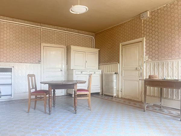 Maison
         8 pièces
        - 190 m² 93 000 € *