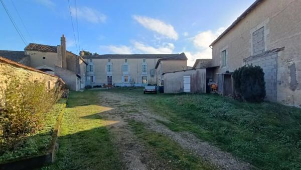MAISON ANCIENNE NEUVILLE DE POITOU