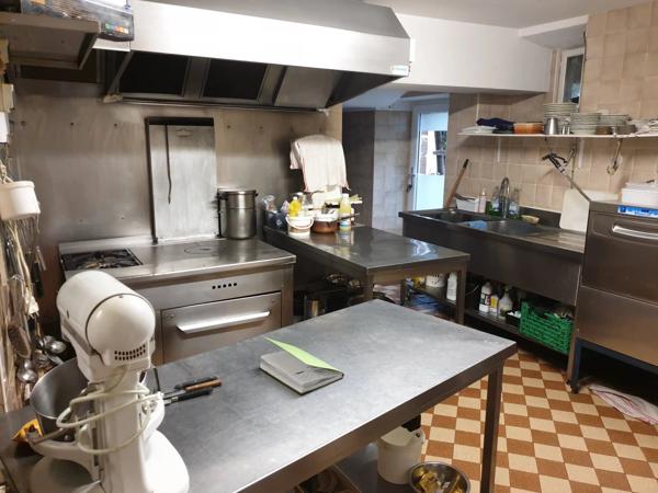 Restaurant avec deux appartements