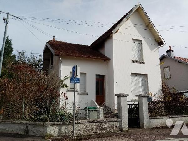 Secteur très calme , à proximité immédiate centre ville , maison de ville ,terrain de 372 m², garage