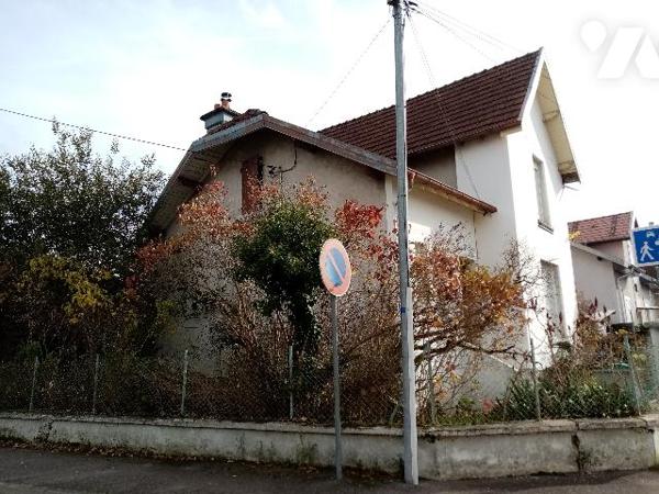 Secteur très calme , à proximité immédiate centre ville , maison de ville ,terrain de 372 m², garage