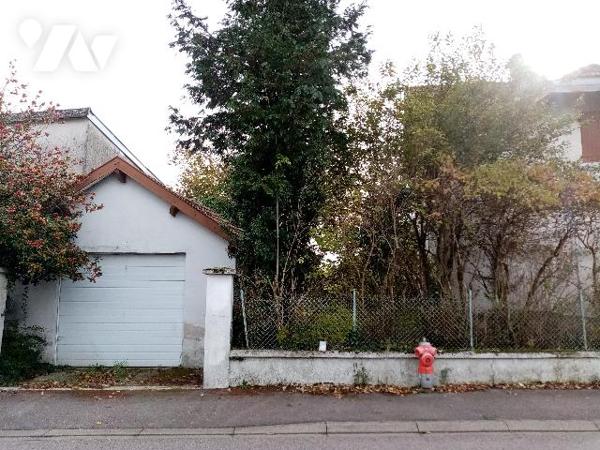 Secteur très calme , à proximité immédiate centre ville , maison de ville ,terrain de 372 m², garage